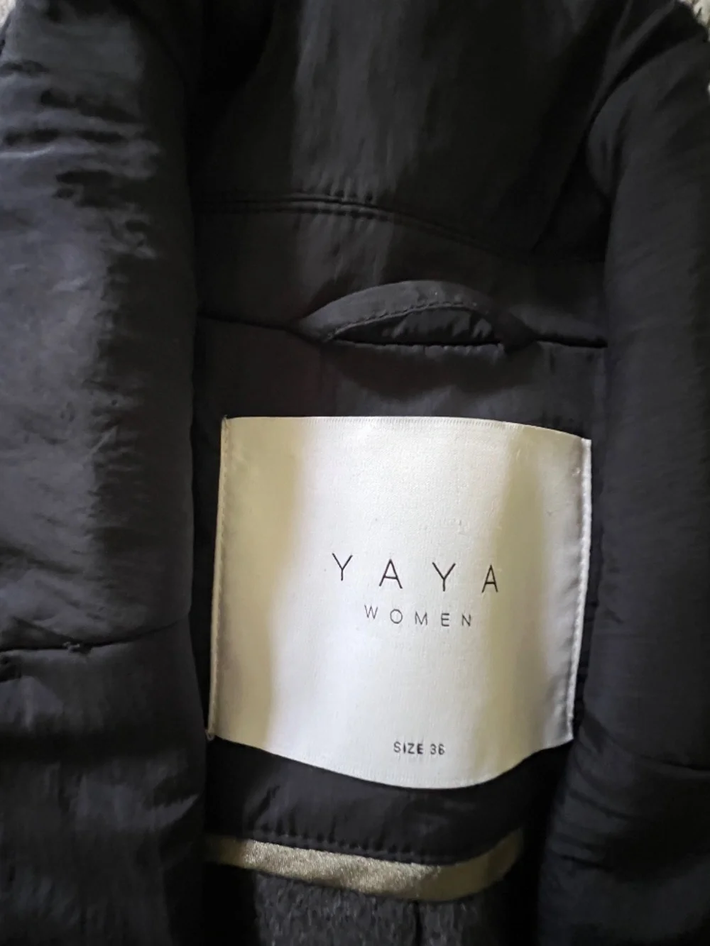 YAYA Women 36 Classic Black Overcoat | Lapels, Three Button - Picture 6 of 7